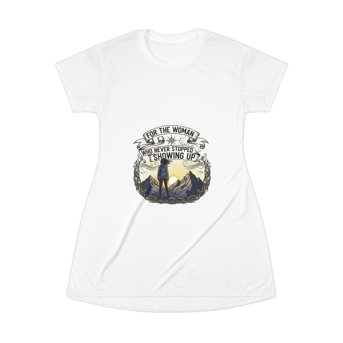 'For the Woman Who Never Stopped Showing Up' Mountain Graphic T‑Shirt Dress - Vestido Camiseta com Estampa de Montanha — "Para a Mulher Que Nunca Deixou de Estar Presente"