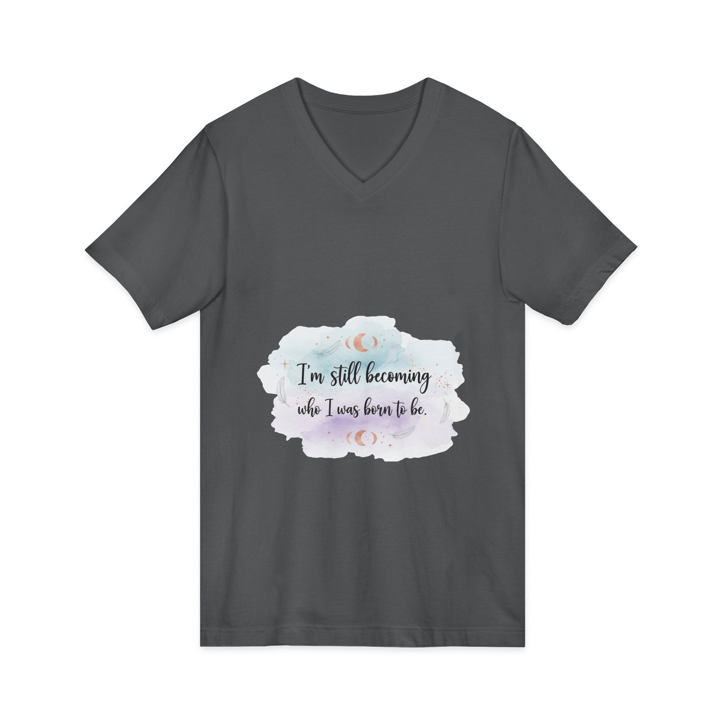 Inspirational V-Neck Tee — "I'm Still Becoming Who I Was Born To Be" - Camiseta Inspiradora com Decote V — "Ainda Estou Me Tornando Quem Nasci Para Ser"