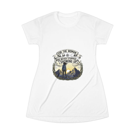 'For the Woman Who Never Stopped Showing Up' Mountain Graphic T‑Shirt Dress - Vestido Camiseta com Estampa de Montanha — "Para a Mulher Que Nunca Deixou de Estar Presente"