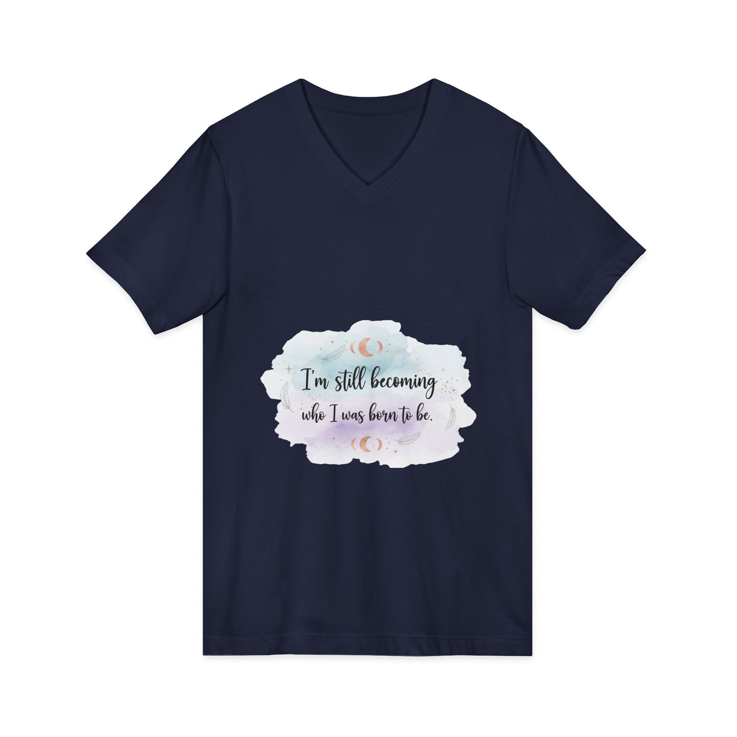 Inspirational V-Neck Tee — "I'm Still Becoming Who I Was Born To Be" - Camiseta Inspiradora com Decote V — "Ainda Estou Me Tornando Quem Nasci Para Ser"