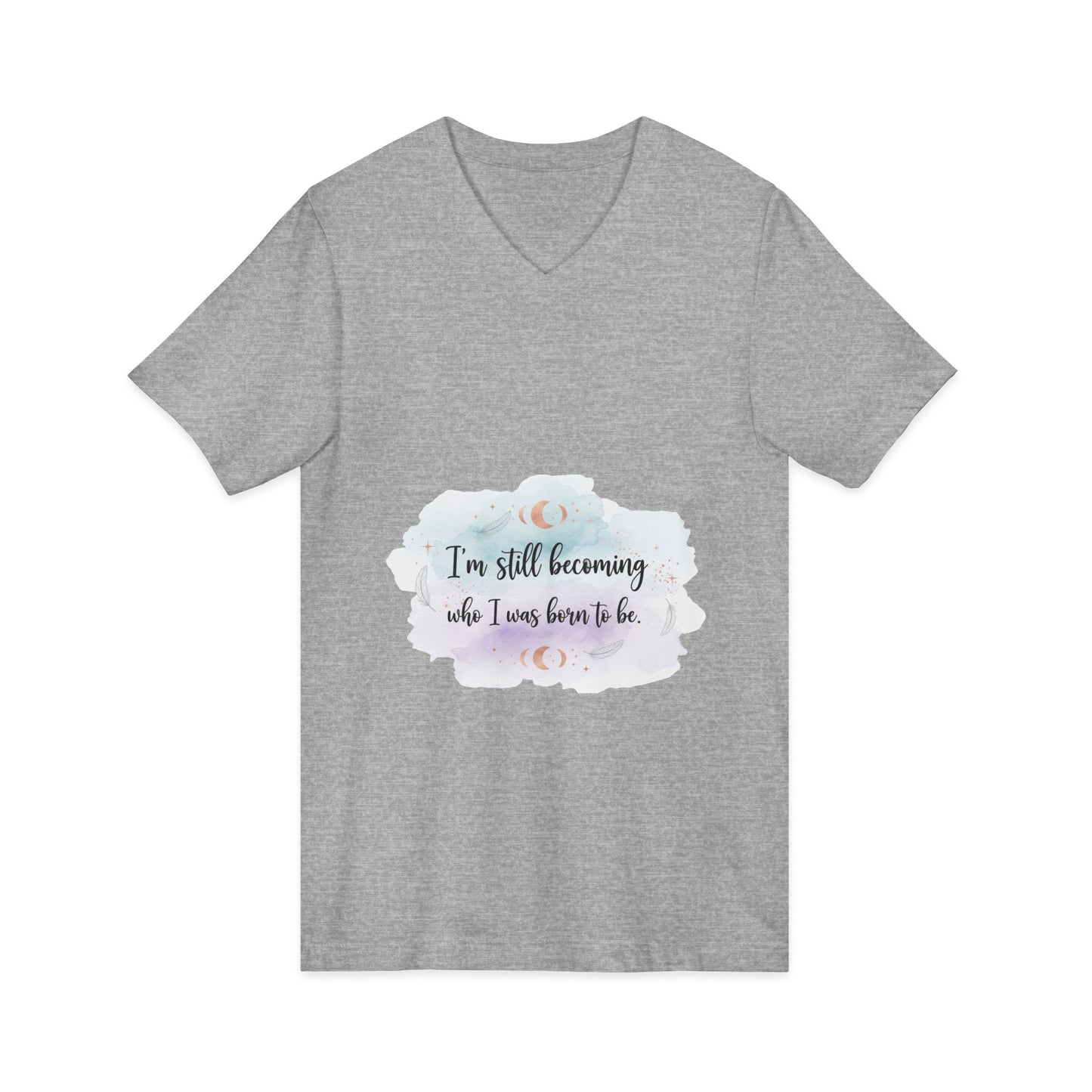 Inspirational V-Neck Tee — "I'm Still Becoming Who I Was Born To Be" - Camiseta Inspiradora com Decote V — "Ainda Estou Me Tornando Quem Nasci Para Ser"
