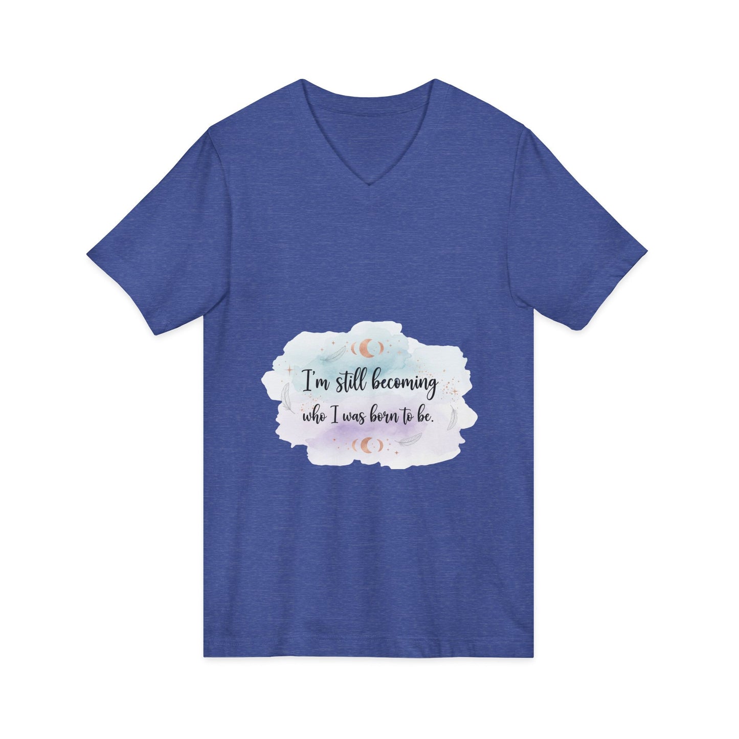 Inspirational V-Neck Tee — "I'm Still Becoming Who I Was Born To Be" - Camiseta Inspiradora com Decote V — "Ainda Estou Me Tornando Quem Nasci Para Ser"