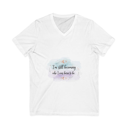 Inspirational V-Neck Tee — "I'm Still Becoming Who I Was Born To Be" - Camiseta Inspiradora com Decote V — "Ainda Estou Me Tornando Quem Nasci Para Ser"