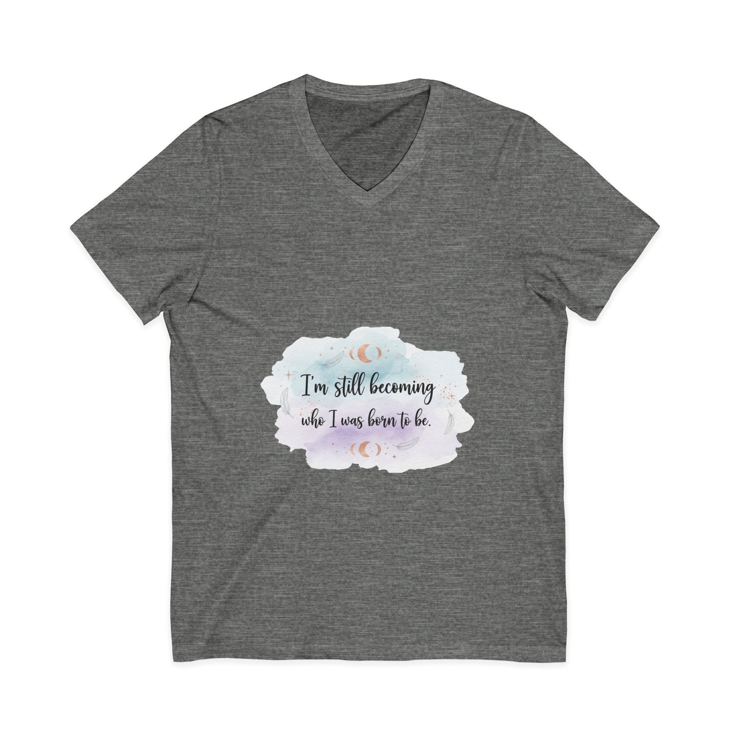 Inspirational V-Neck Tee — "I'm Still Becoming Who I Was Born To Be" - Camiseta Inspiradora com Decote V — "Ainda Estou Me Tornando Quem Nasci Para Ser"