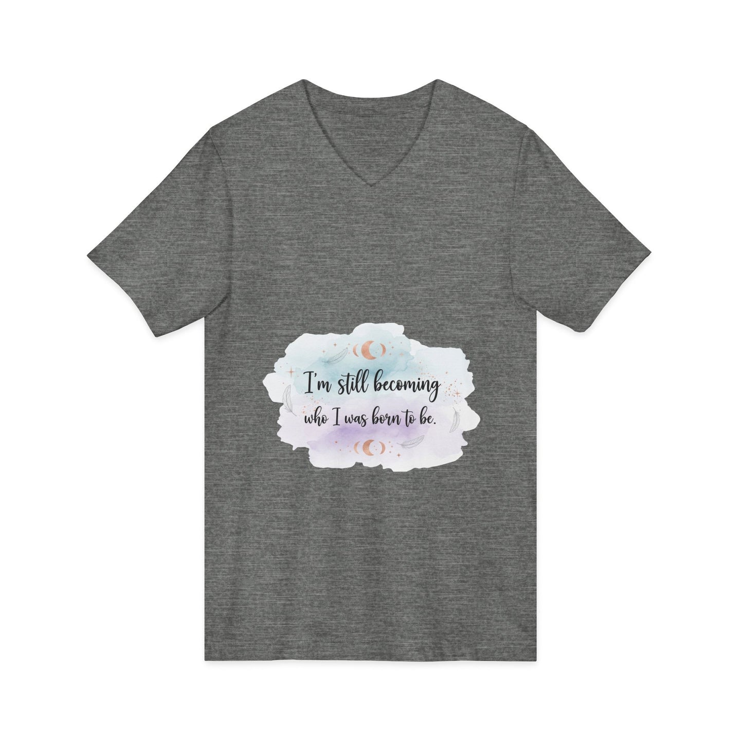 Inspirational V-Neck Tee — "I'm Still Becoming Who I Was Born To Be" - Camiseta Inspiradora com Decote V — "Ainda Estou Me Tornando Quem Nasci Para Ser"