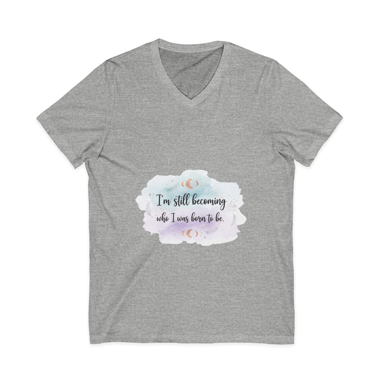 Inspirational V-Neck Tee — "I'm Still Becoming Who I Was Born To Be" - Camiseta Inspiradora com Decote V — "Ainda Estou Me Tornando Quem Nasci Para Ser"