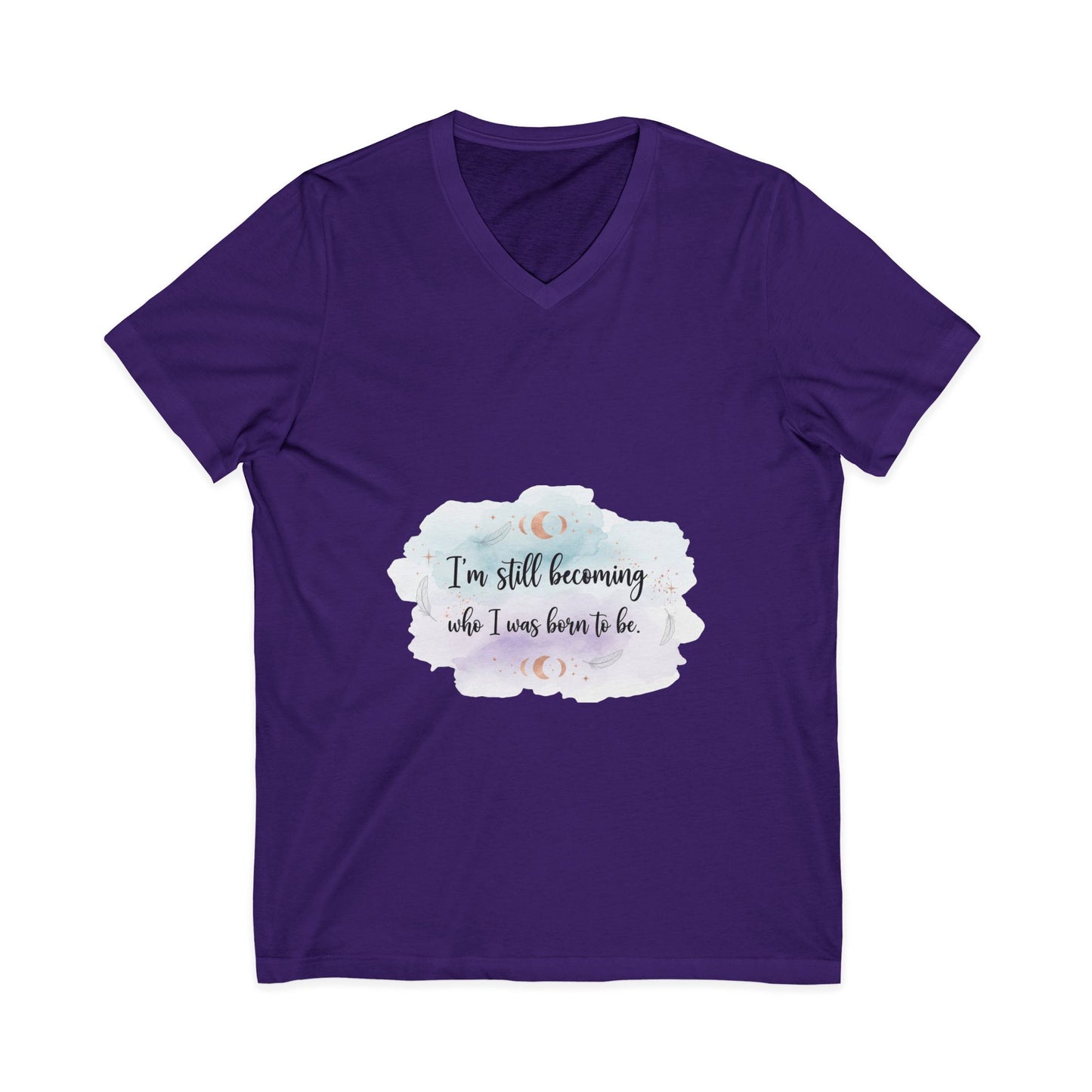 Inspirational V-Neck Tee — "I'm Still Becoming Who I Was Born To Be" - Camiseta Inspiradora com Decote V — "Ainda Estou Me Tornando Quem Nasci Para Ser"