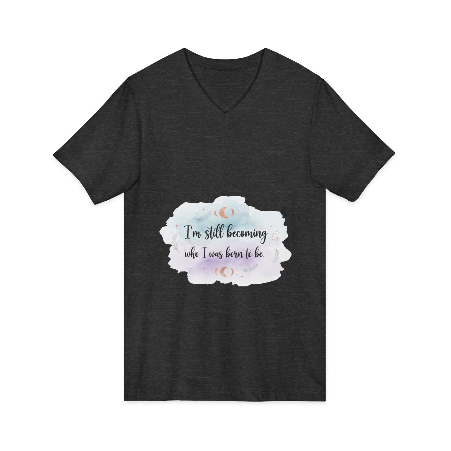 Inspirational V-Neck Tee — "I'm Still Becoming Who I Was Born To Be" - Camiseta Inspiradora com Decote V — "Ainda Estou Me Tornando Quem Nasci Para Ser"