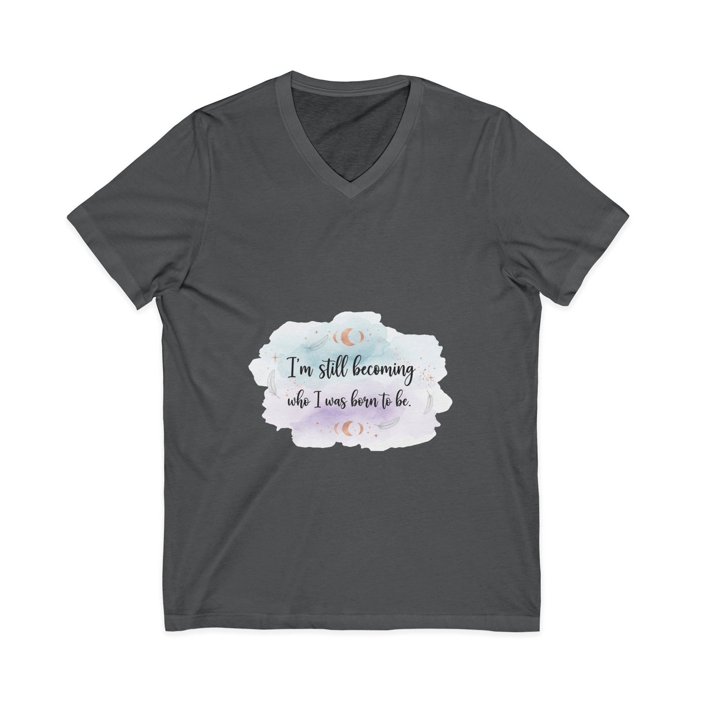Inspirational V-Neck Tee — "I'm Still Becoming Who I Was Born To Be" - Camiseta Inspiradora com Decote V — "Ainda Estou Me Tornando Quem Nasci Para Ser"